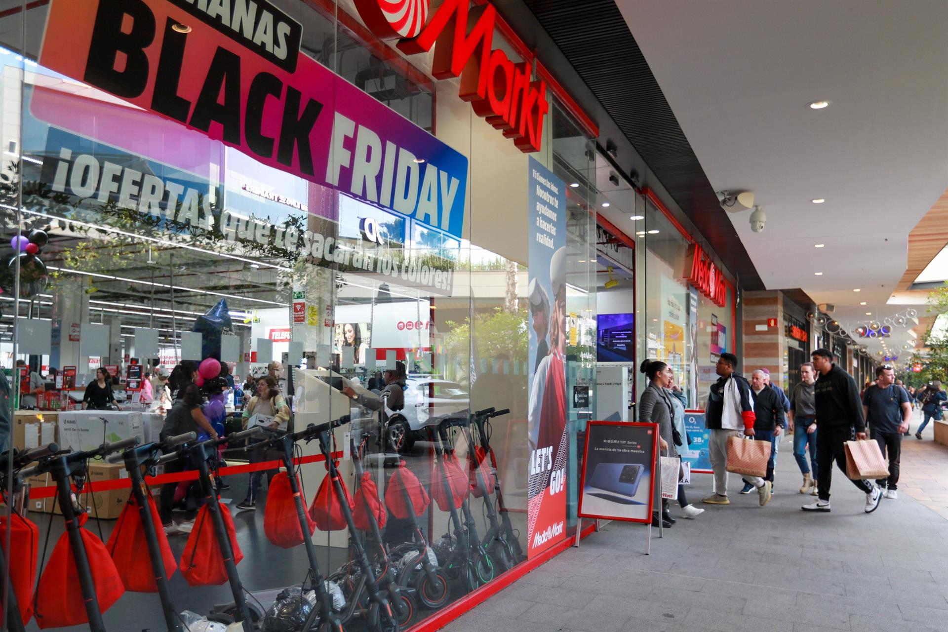 Varias personas van de compras durante el Black Friday, en el centro comercial FAN Mallorca Shopping.