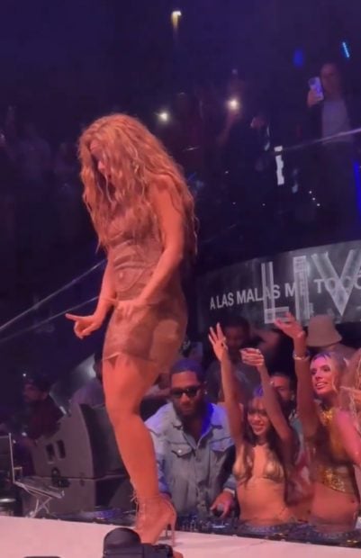 Shakira ha salido a bailar en una discoteca para presentar su nueva canción con Anitta y ha tenido que pedir que no le graben por debajo del vestido (Redes sociales).