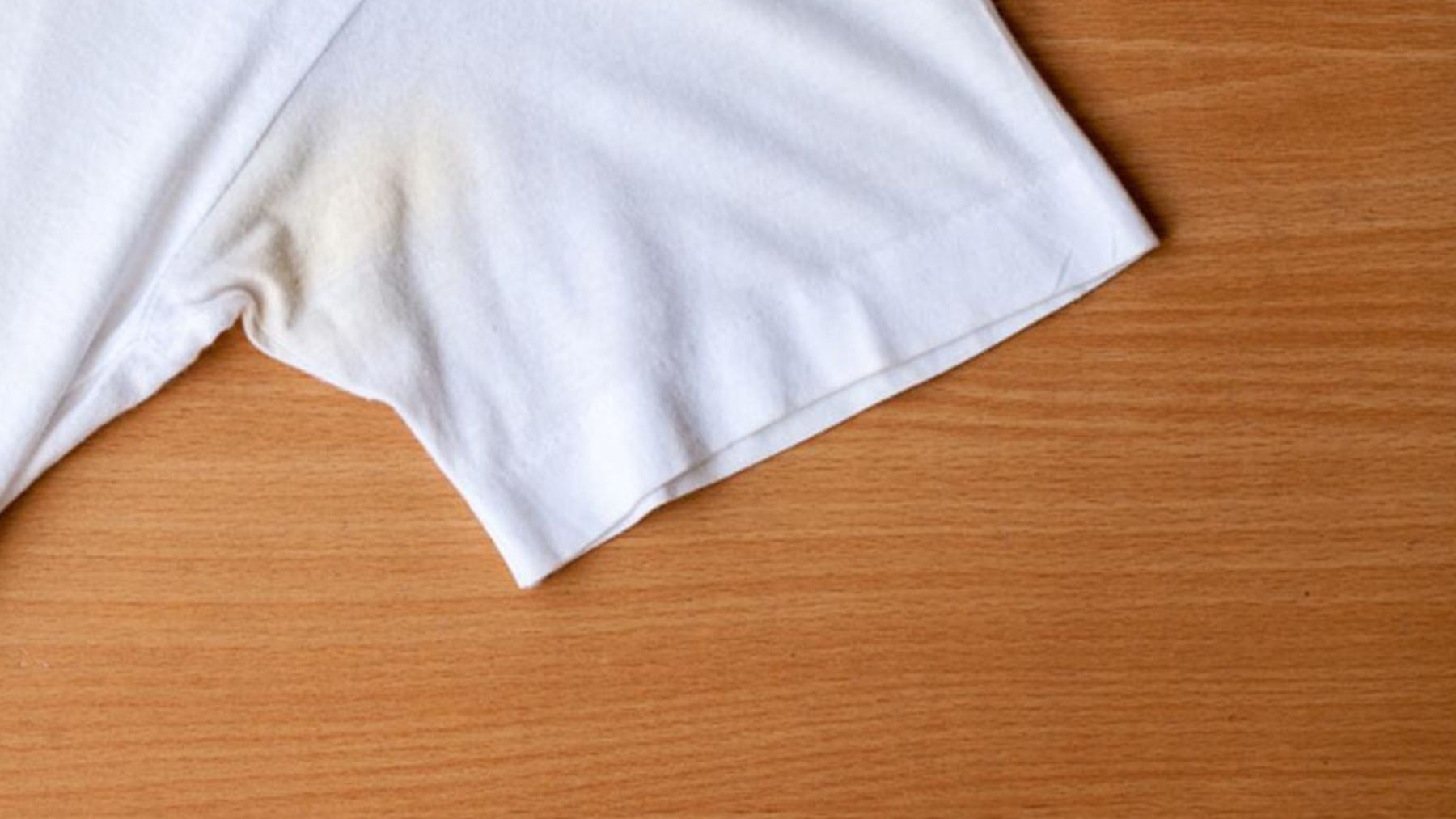 Camiseta blanca con mancha amarilla. Foto: Pixabay