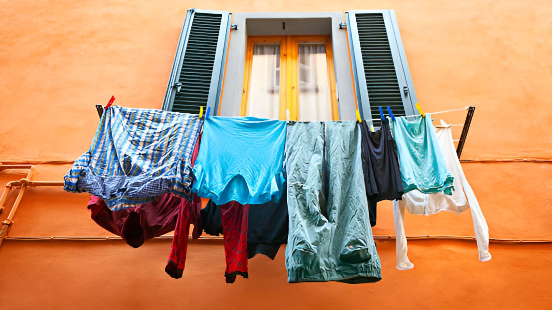 Ropa colgada en un tendedero.