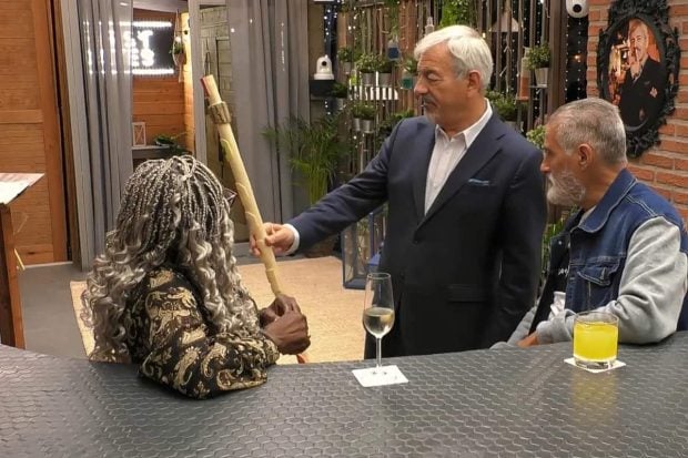 Aquilina y Agustín, participantes de 'First Dates', con Carlos Sobera. (Mediaset)