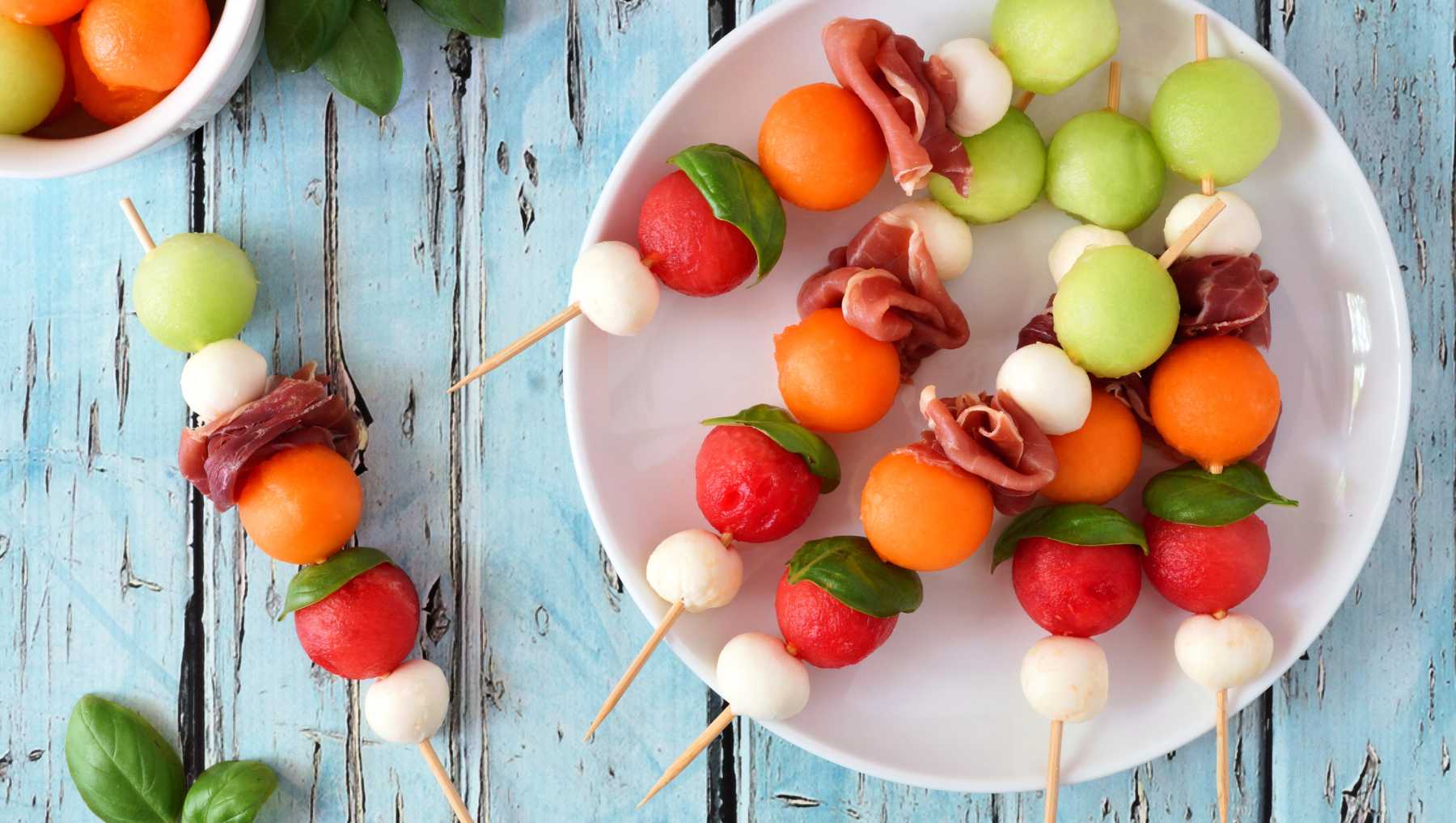 Brochetas de frutas y queso.