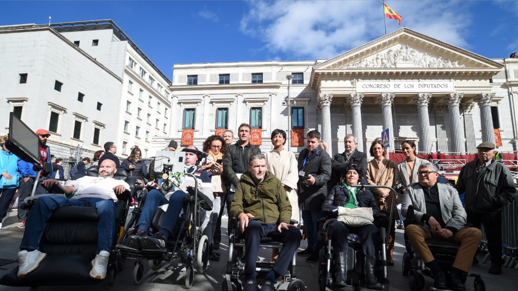 Un grupo de enfermos de ELA frente al Congreso.