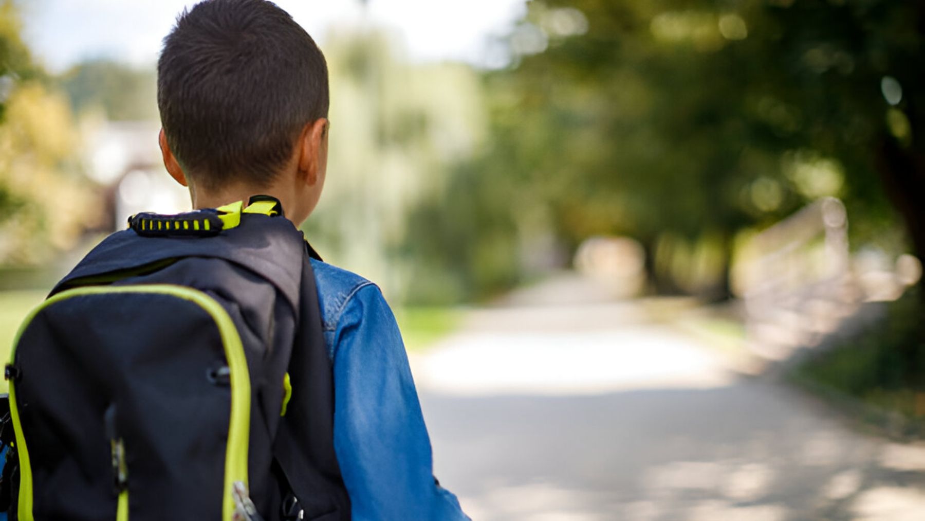 Niño con mochila escolar.