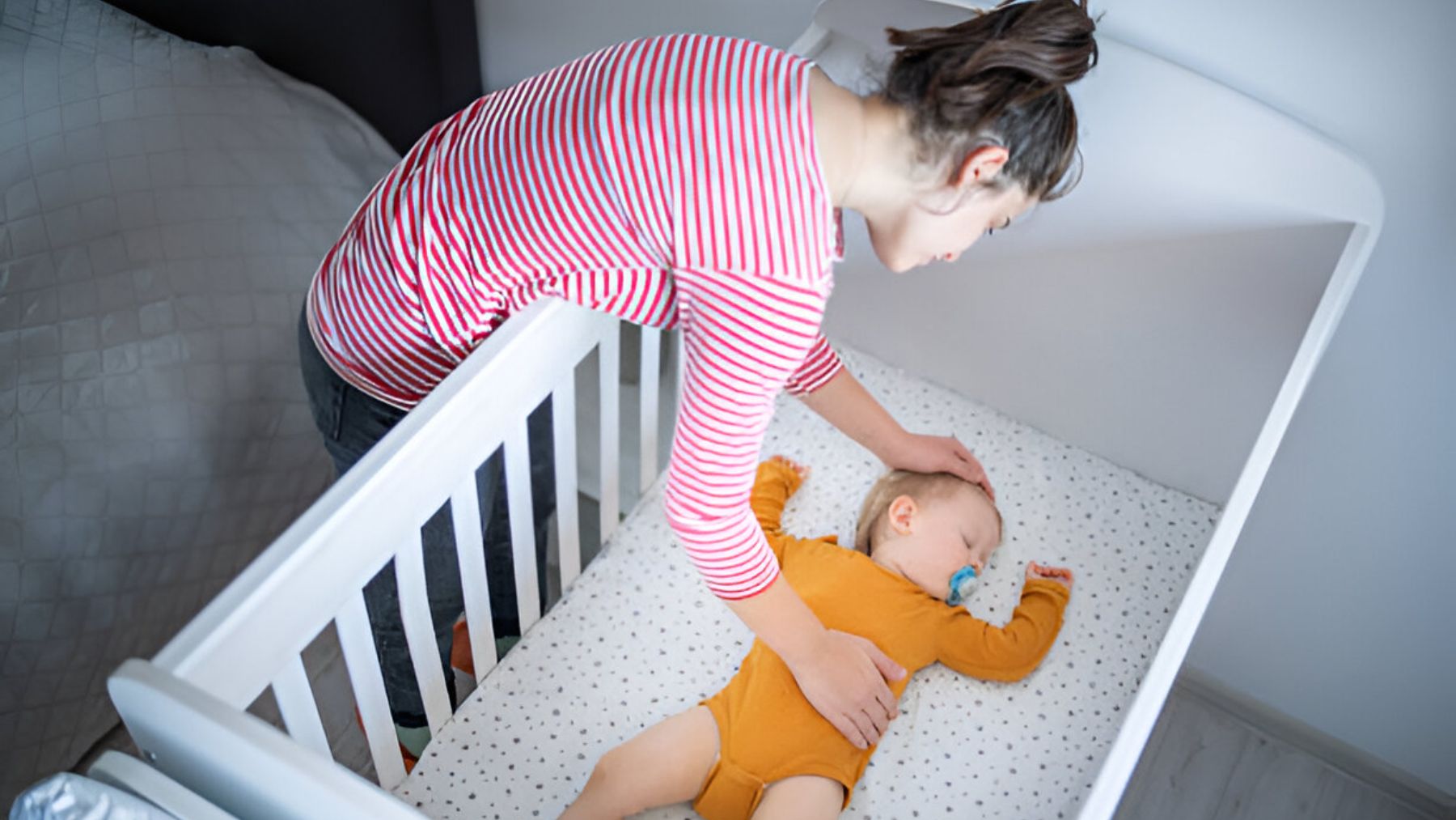 Madre que observa a su bebé durmiendo.