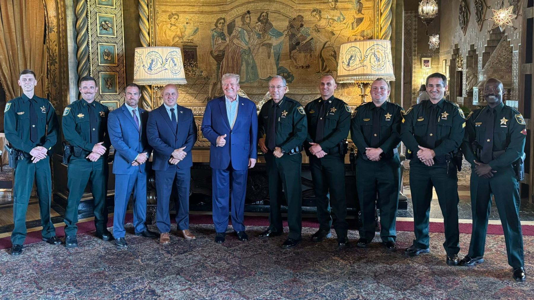 Donald Trump con los policías del Condado de Martin (Florida).