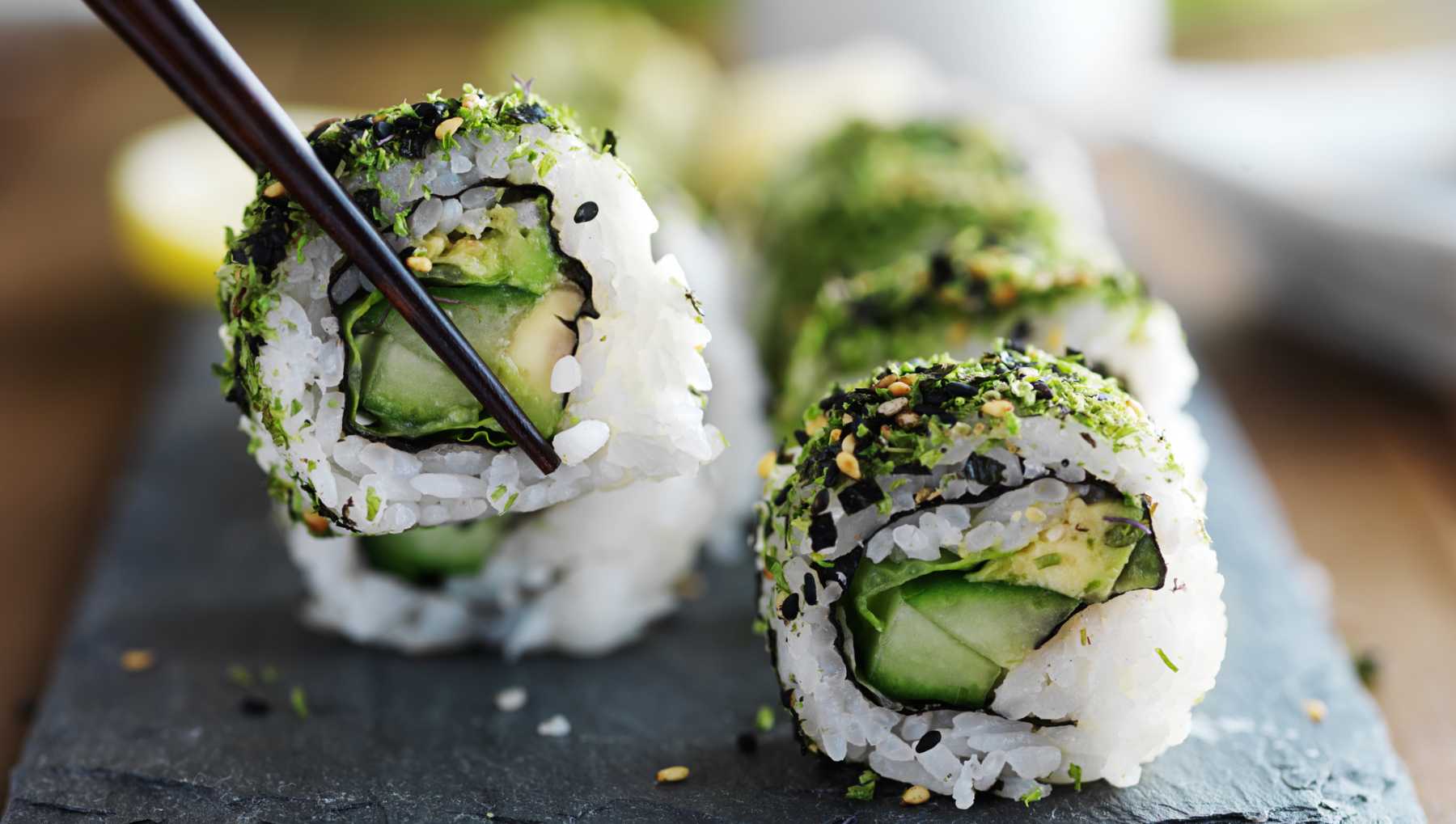 Esfera de sushi de aguacate y maracuyá..