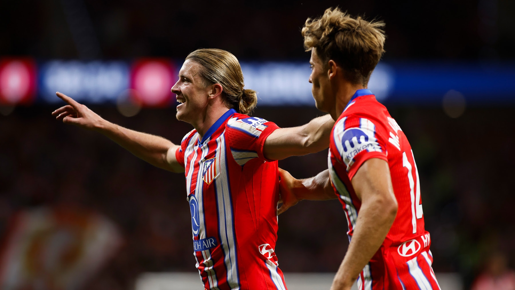 Gallagher celebra su primer gol junto a Llorente.