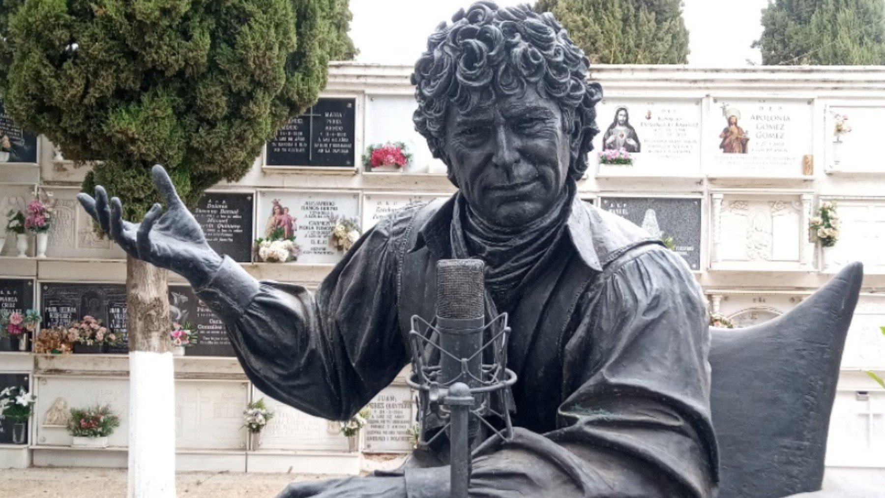 Monumento dedicado a Jesús Quintero en San Juan del Puerto.