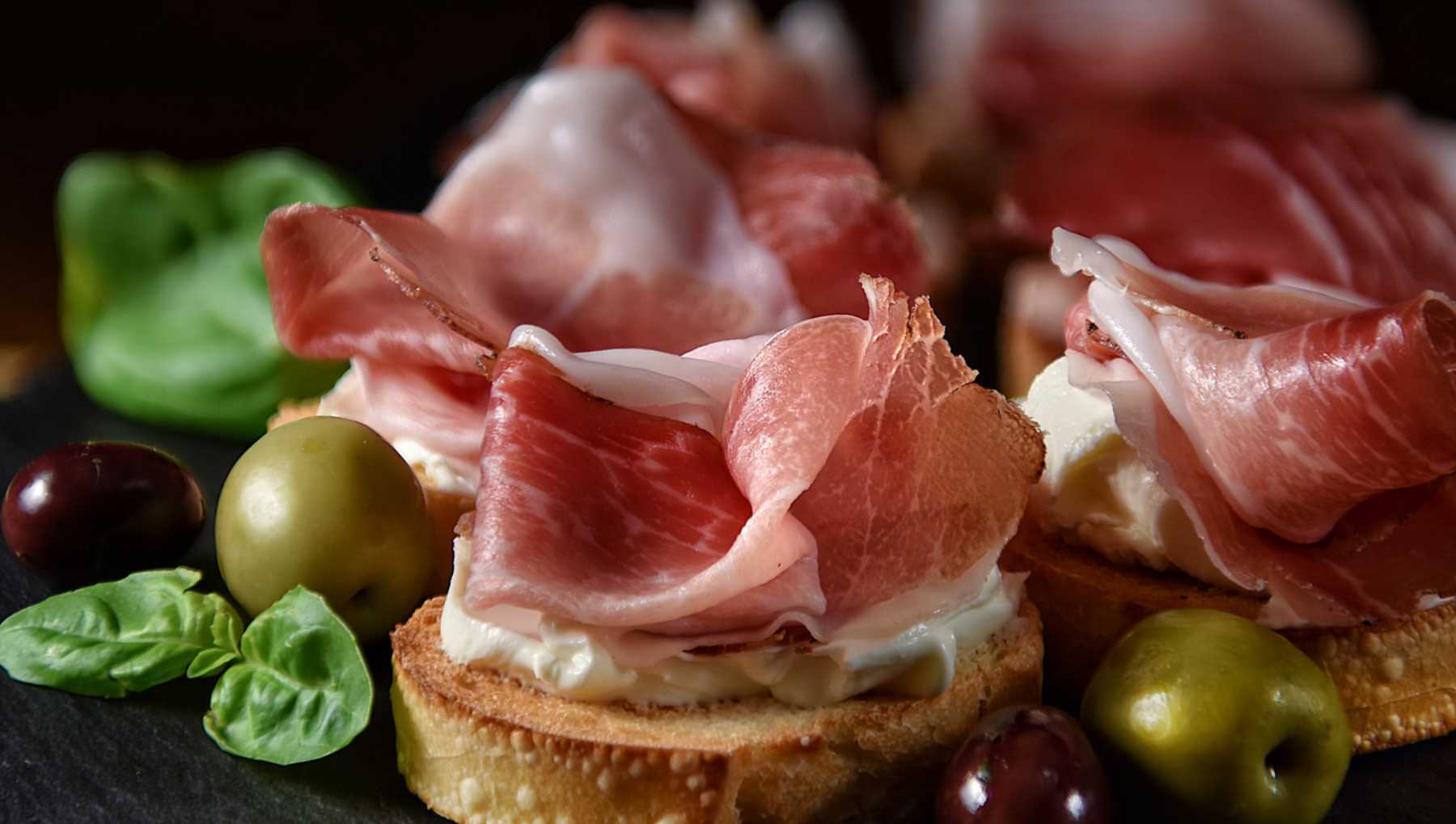 Miniaturas de ibérico y espuma de queso.