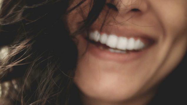 Mujer sonriendo, feliz