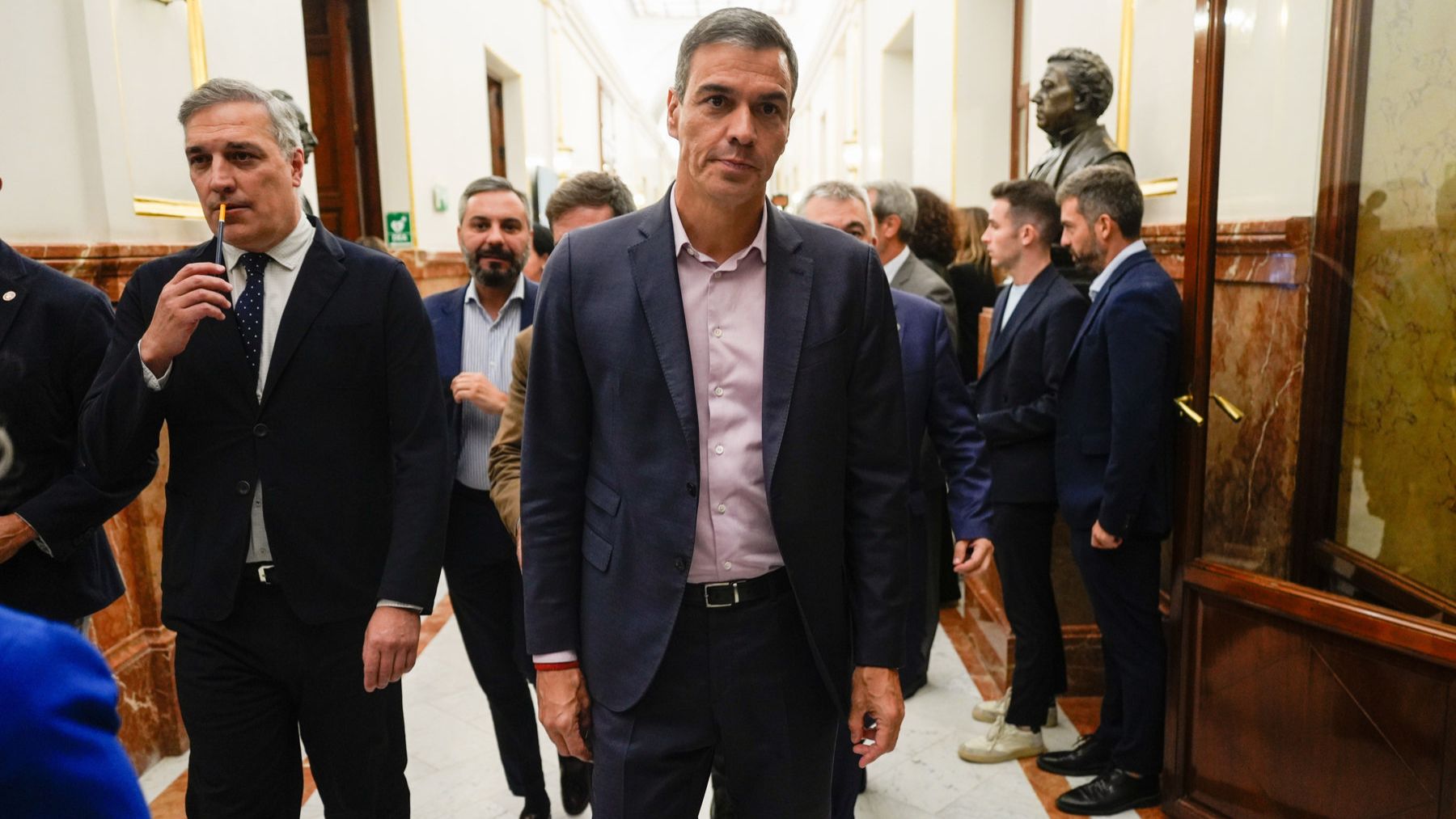 Pedro Sánchez sale del hemiciclo del Congreso tras perder otra votación. (Efe)