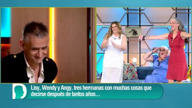 Tomy se ha desplazado desde Inglaterra para ver a sus hermanas en El diario de Jorge después de muchos años separados (Mediaset).