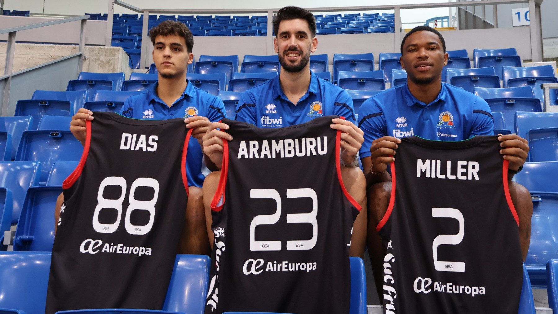 Tiago Días, Aramburu y Franco Miller posan en las gradas de Son Moix (1)