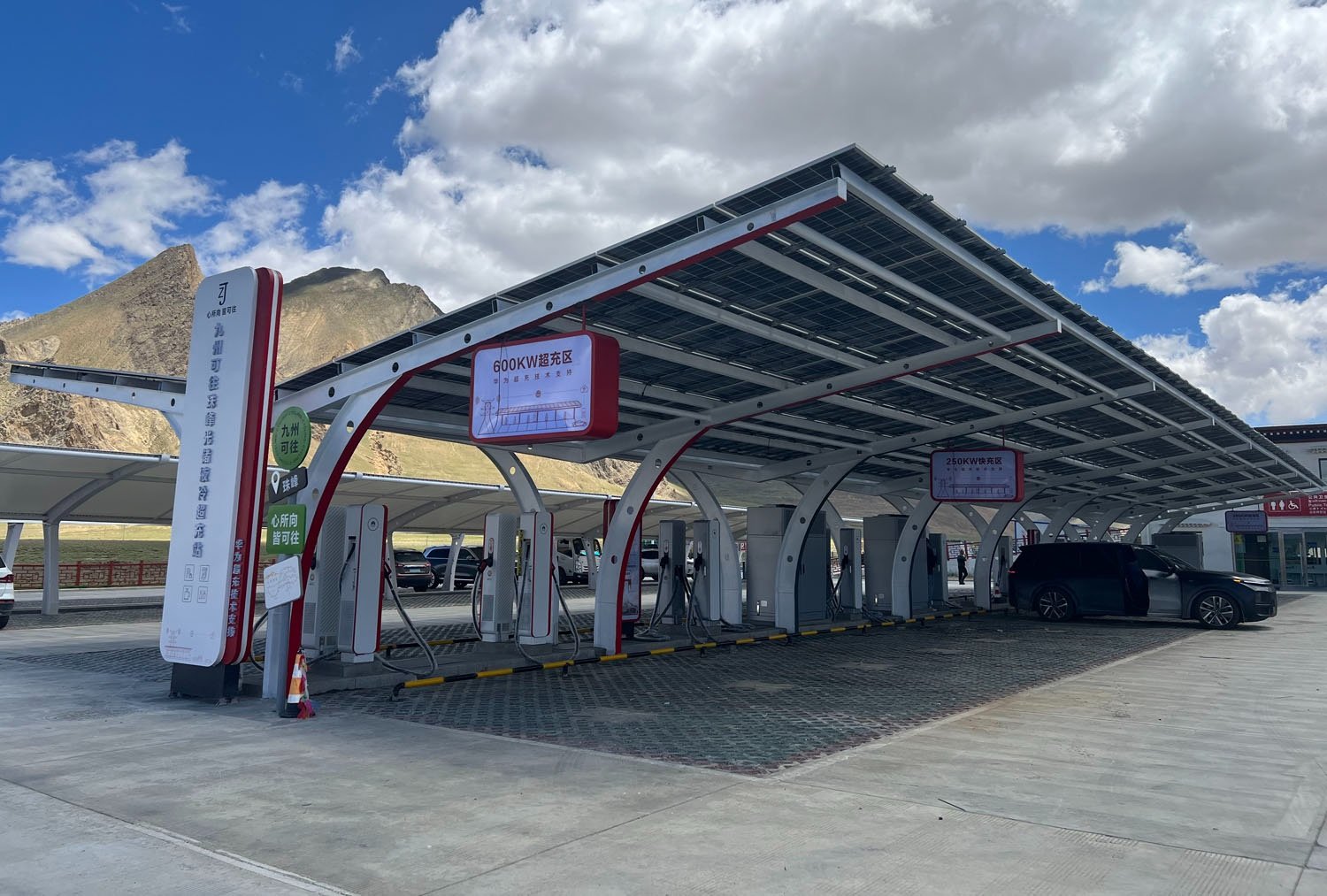 La estación de recarga del Everest forma parte del Corredor Verde de la Autopista Sichuan-Tíbet