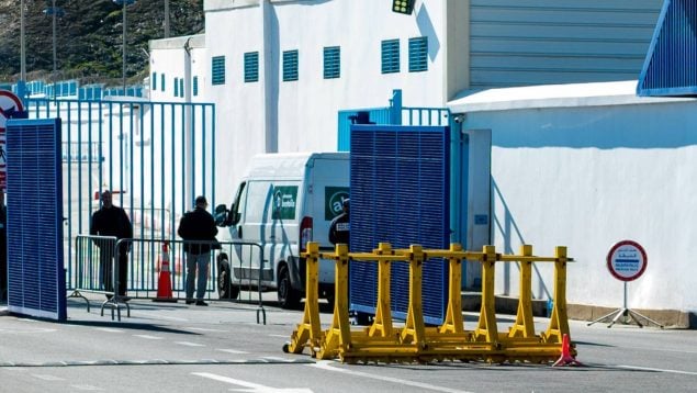 Un camión de mercancías cruza por la aduana de Ceuta.