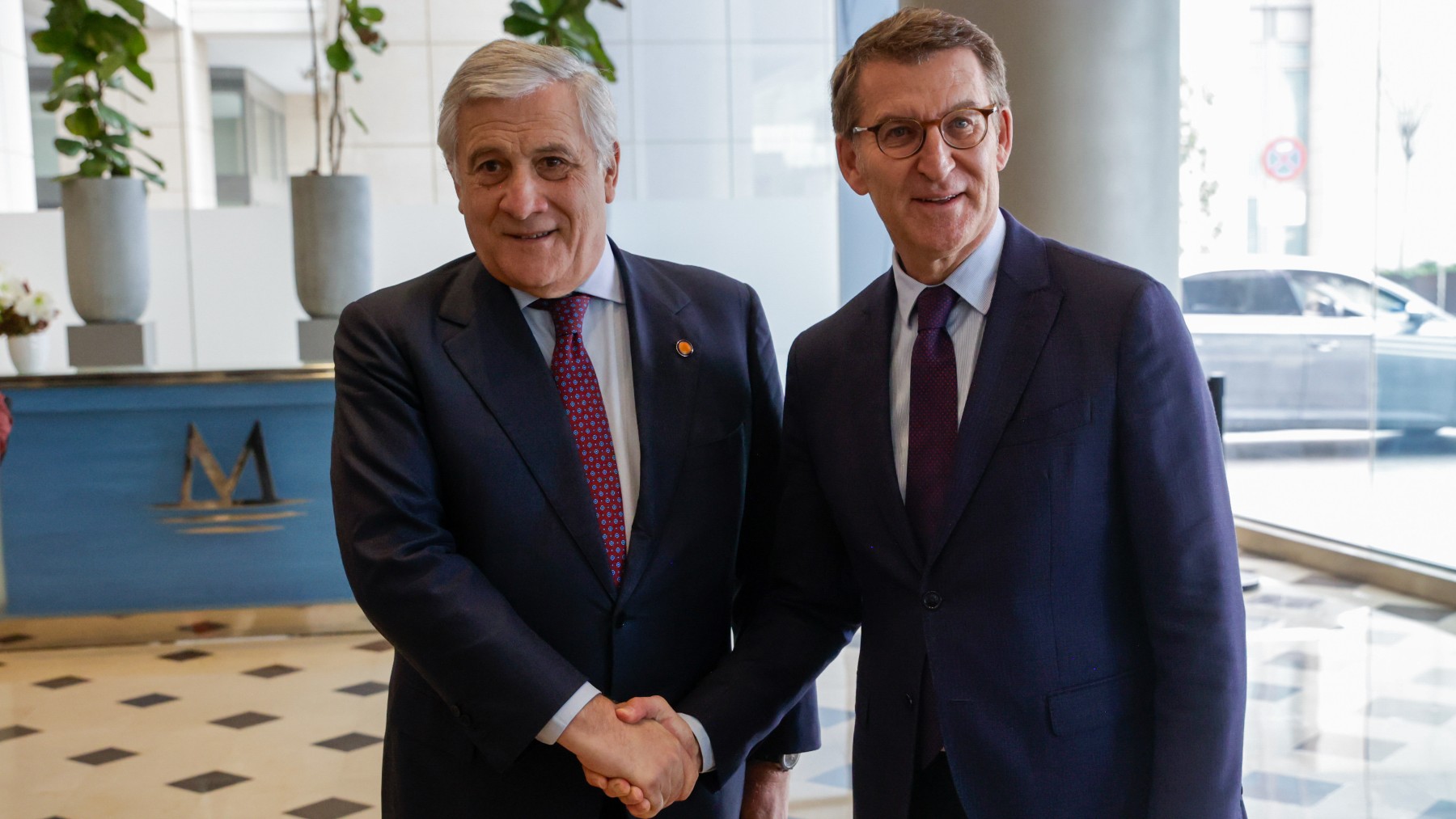 Feijóo, con Antonio Tajani. (Foto: EP)