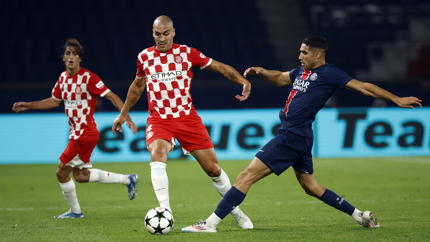 Oriol Romeu y Achraf diputan una pelota. (EFE)