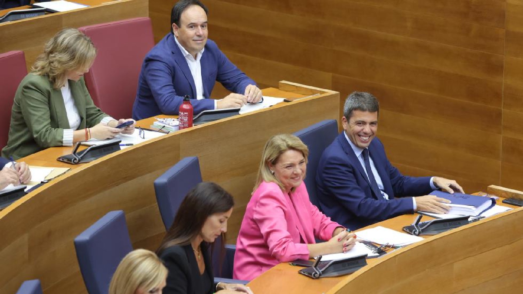 Carlos Mazón en su escaño junto a Susana Camarero, Ruth Merino y Juan Francisco Pérez.