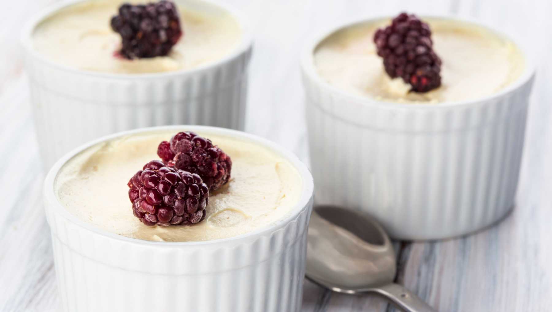 Mousse de chocolate blanco con frutos del bosque.