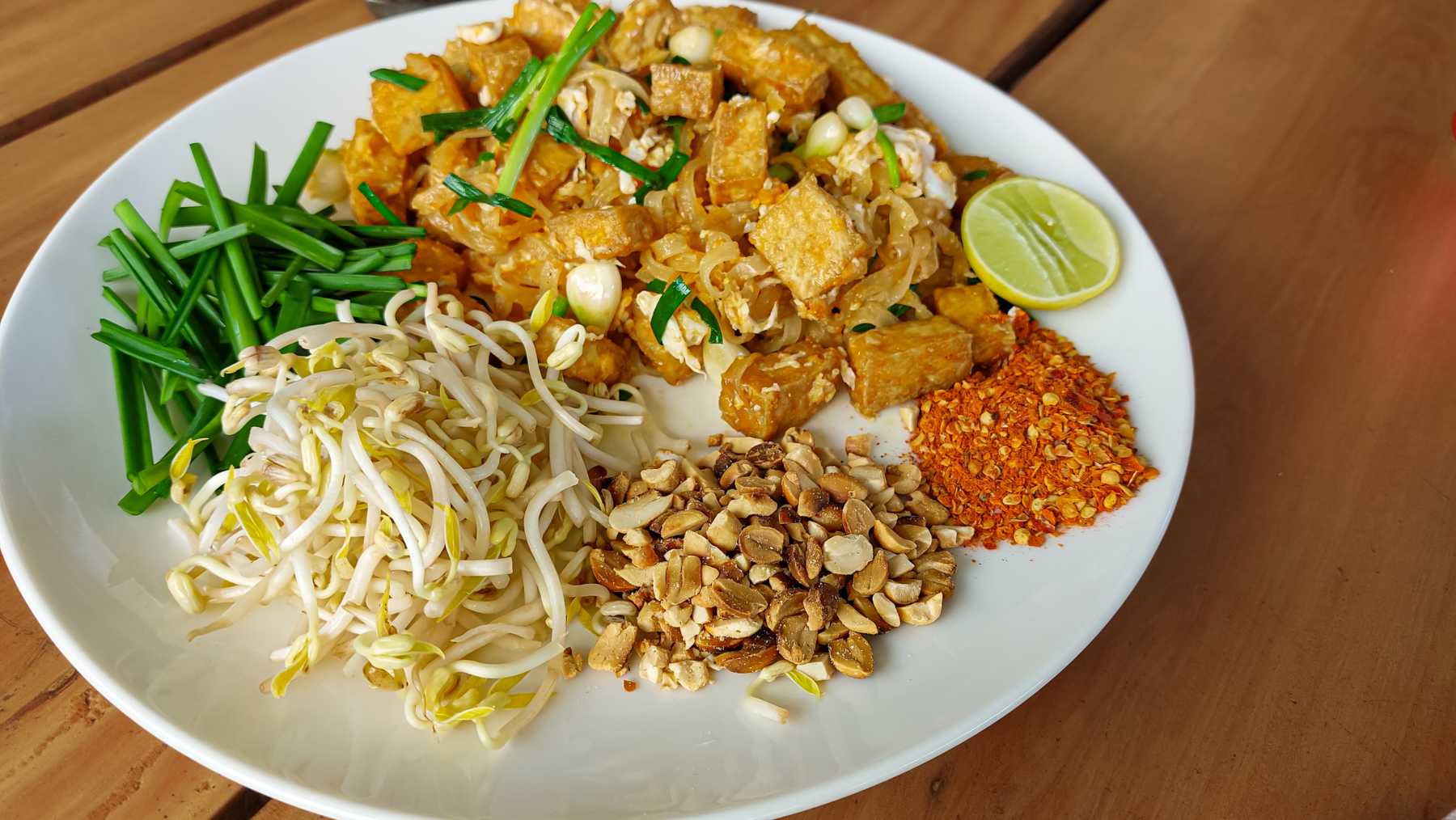 Pad thai con fideos de arroz y tofu.