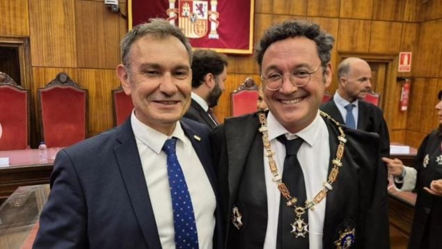 Un alcalde socialista imputado por corrupción en Asturias se fotografía con un sonriente fiscal general