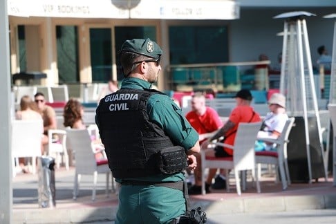 Un agente de la Guardia Civil junto a un restaurante.