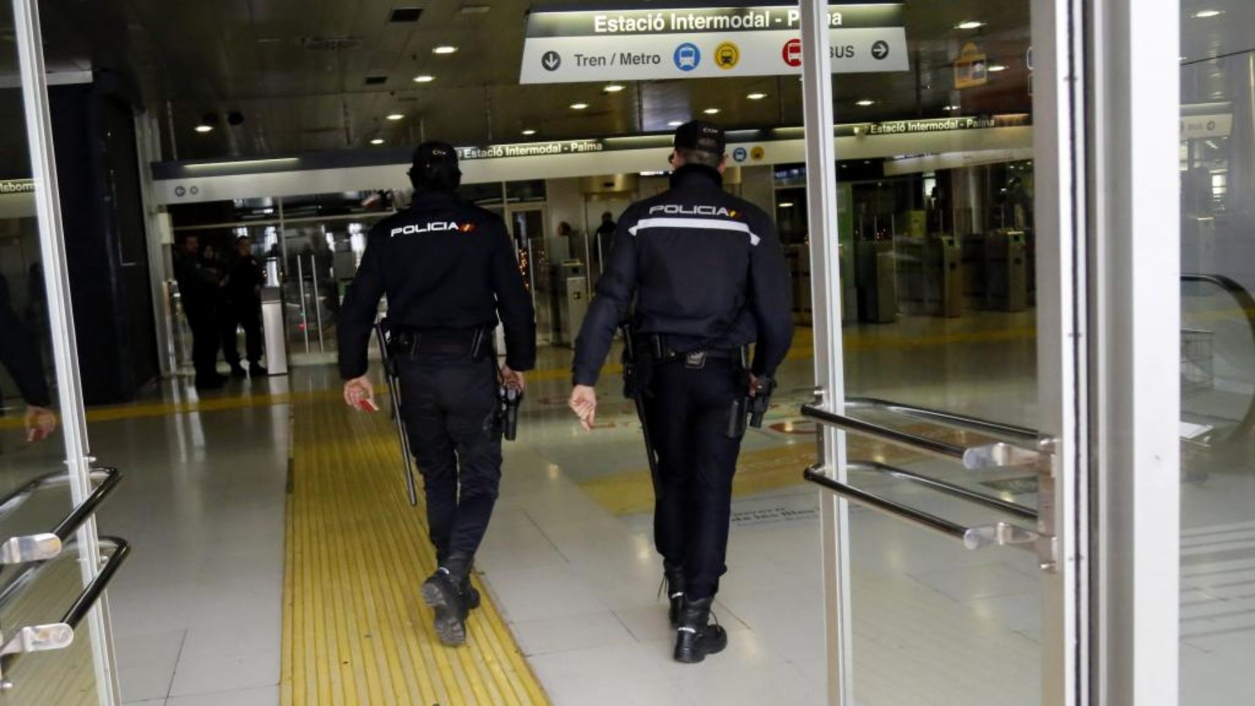 Dos agentes de la Policía Local en la estación intermodal de Palma.