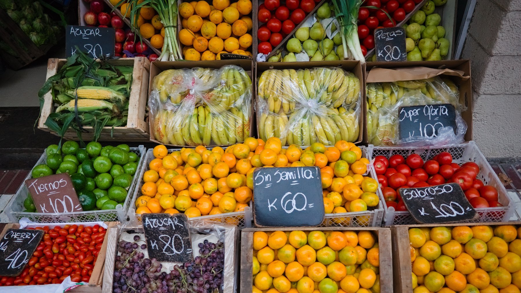 Los alimentos vendidos en 2022, tanto importados como de producción estatal, tenían residuos de 106 plaguicidas