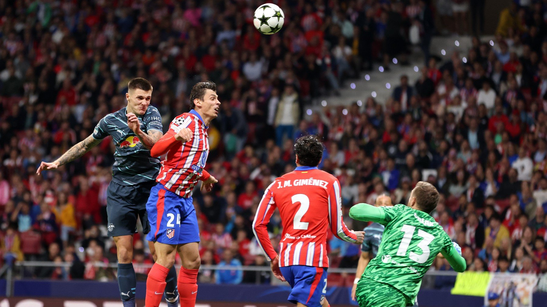 Sesko salta con Le Normand en la jugada del primer gol del Leipzig. (Getty)