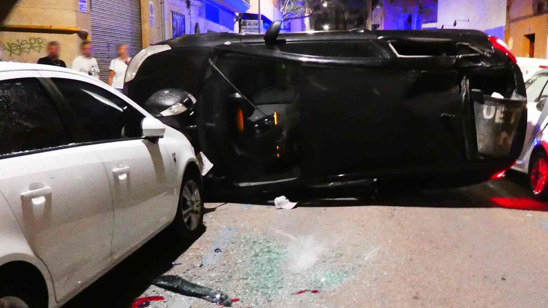 El coche volcado tras el accidente. POLICÍA LOCAL PALMA