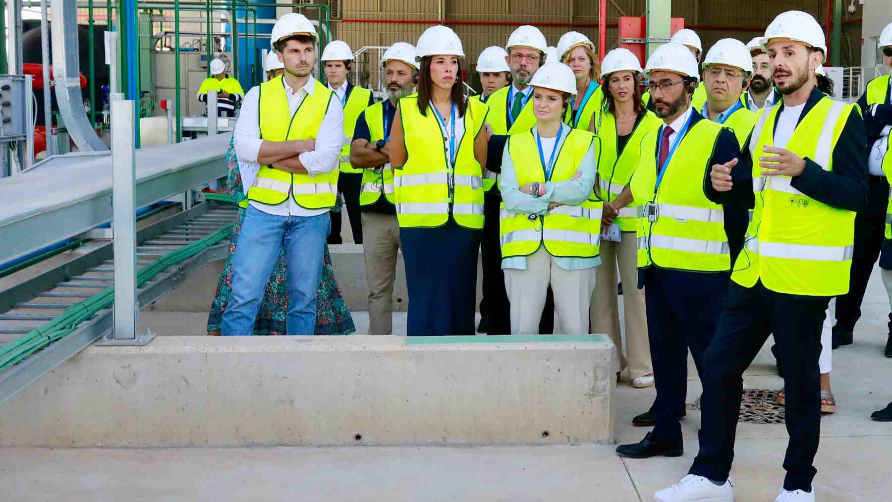 La presidenta del Govern, Marga Prohens, en su visita a la planta de hidrógeno verde de Lloseta.