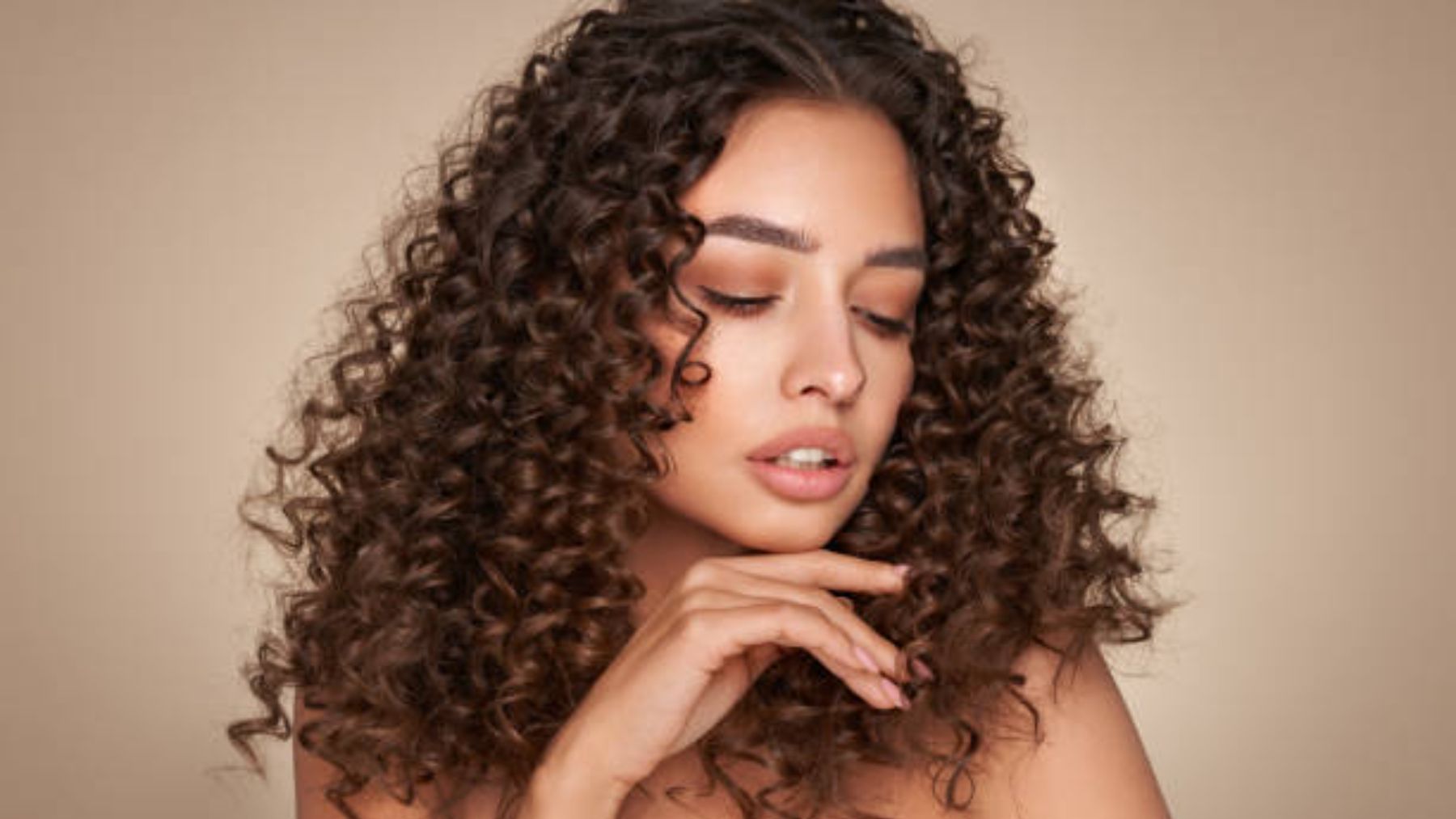 Mujer con cabello rizado.