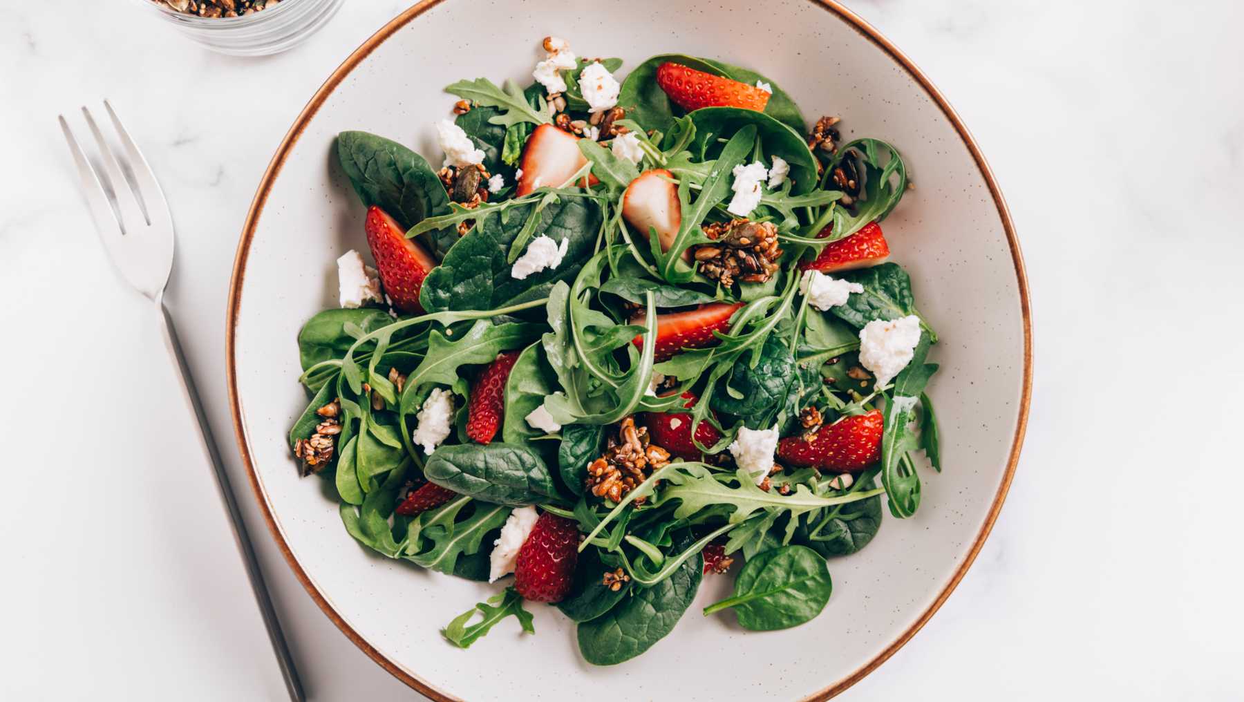 Ensalada de fresas y rúcula