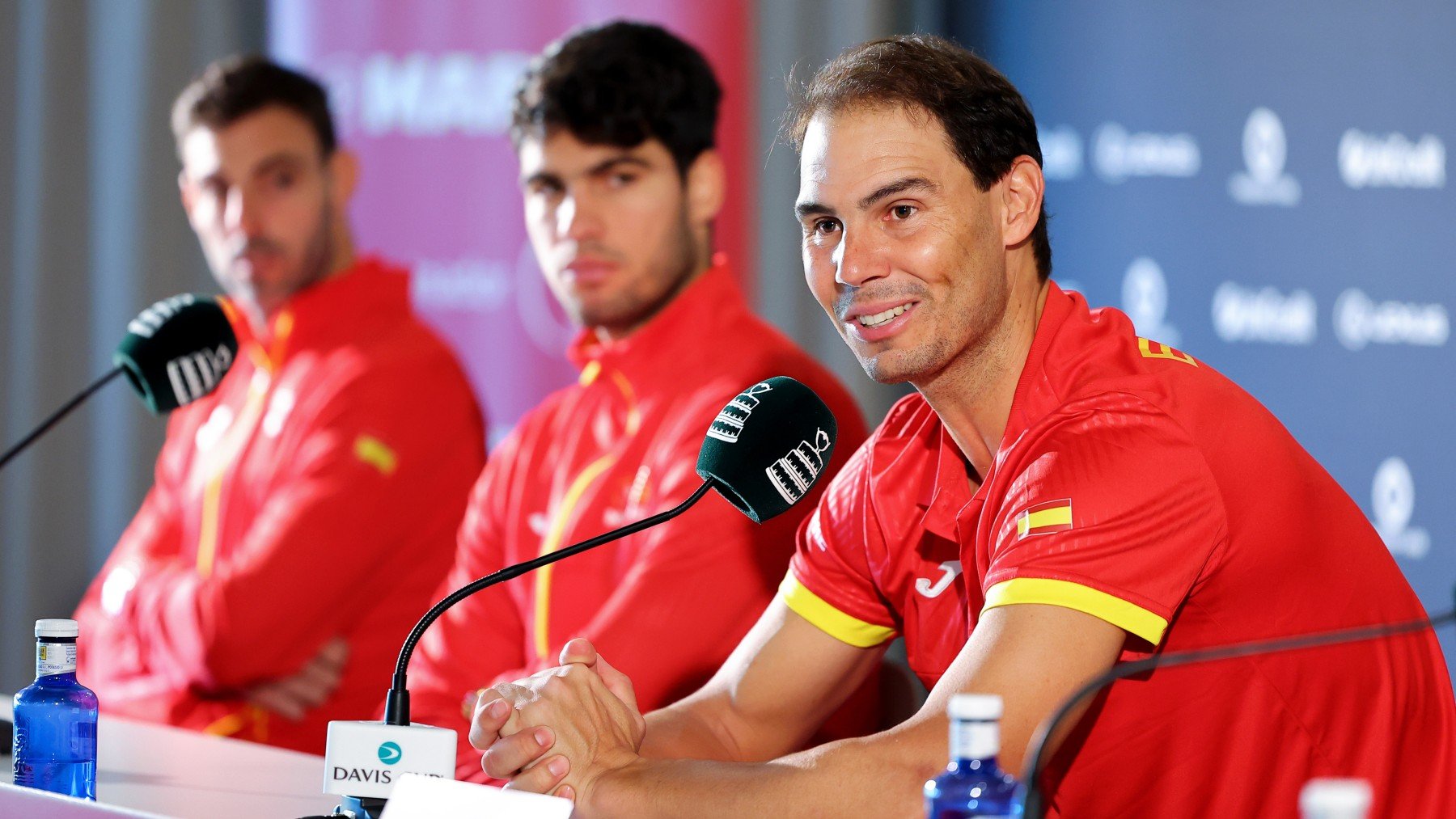 Nadal, Alcaraz y Granollers en una rueda de prensa de la Copa Davis. (Getty)