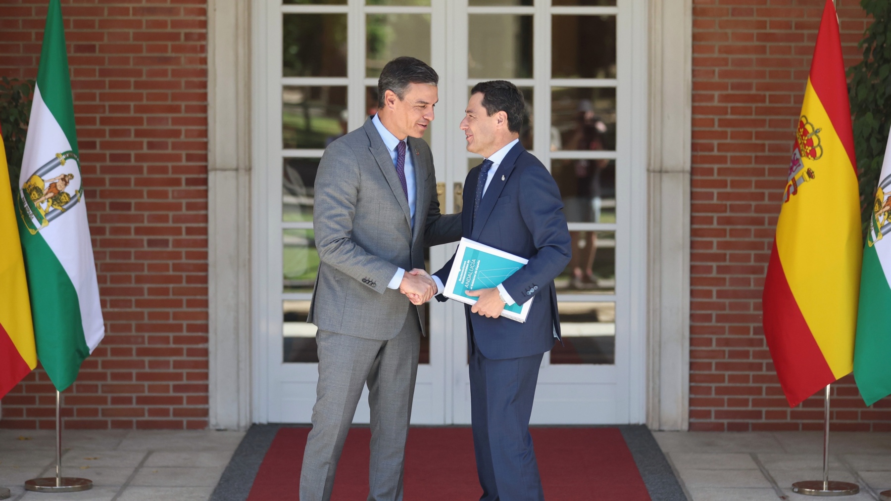 Juanma Moreno y Pedro Sánchez en la Moncloa en la reunión de 2022. (Foto: EP)