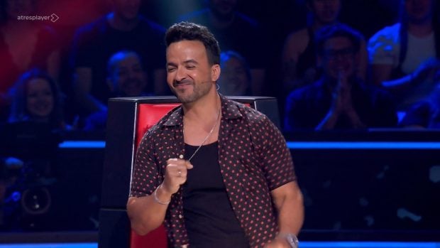 Luis Fonsi celebra que se ha llevado a un nuevo aspirante en La Voz (Atresmedia).