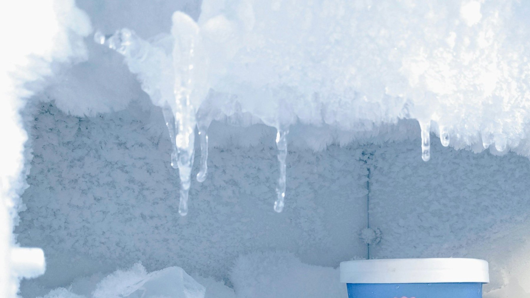 Hielo acumulador en el congelador del frigorífico.