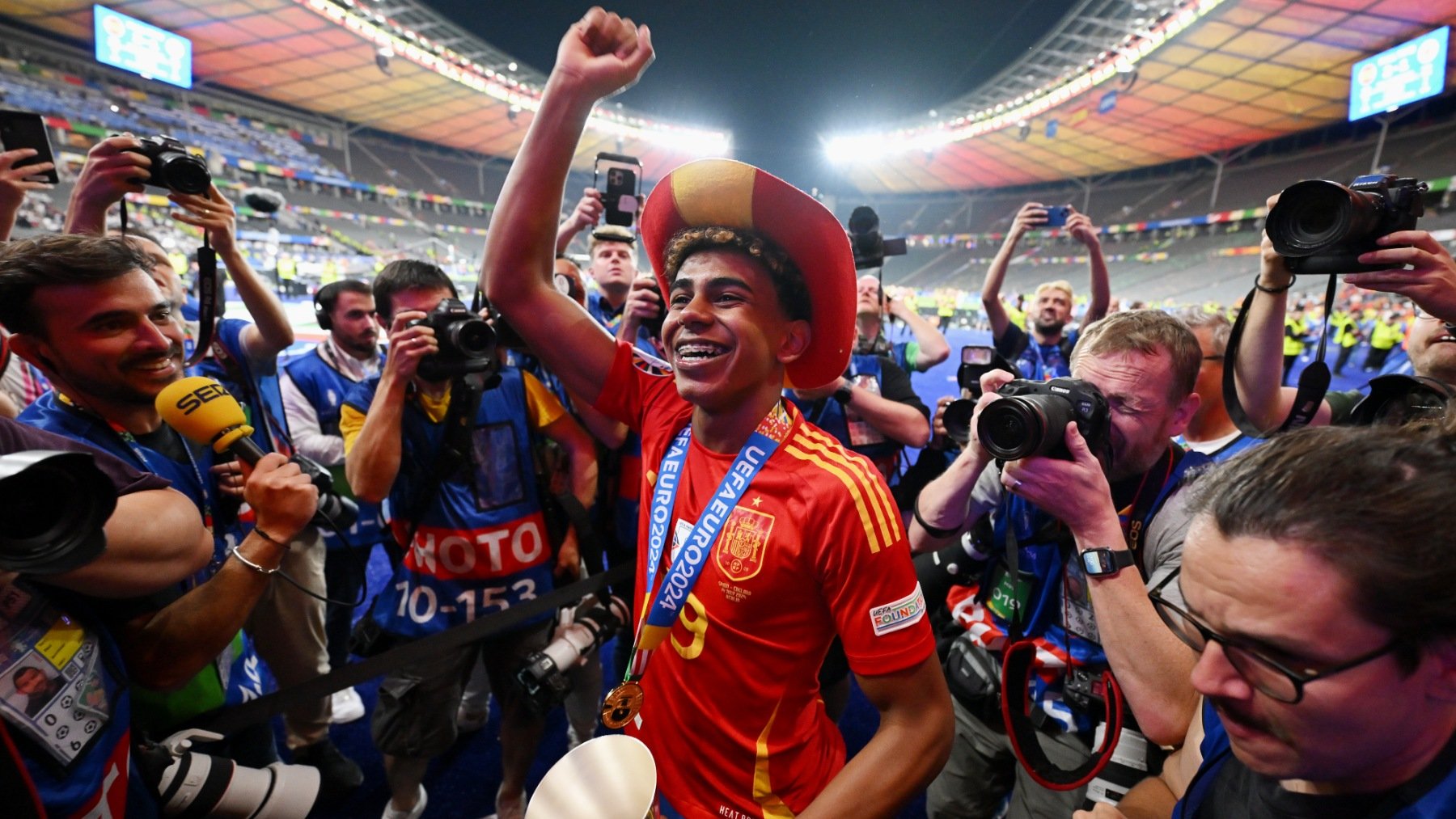 Lamine Yamal celebrando la Eurocopa de España en Berlín. (Getty)