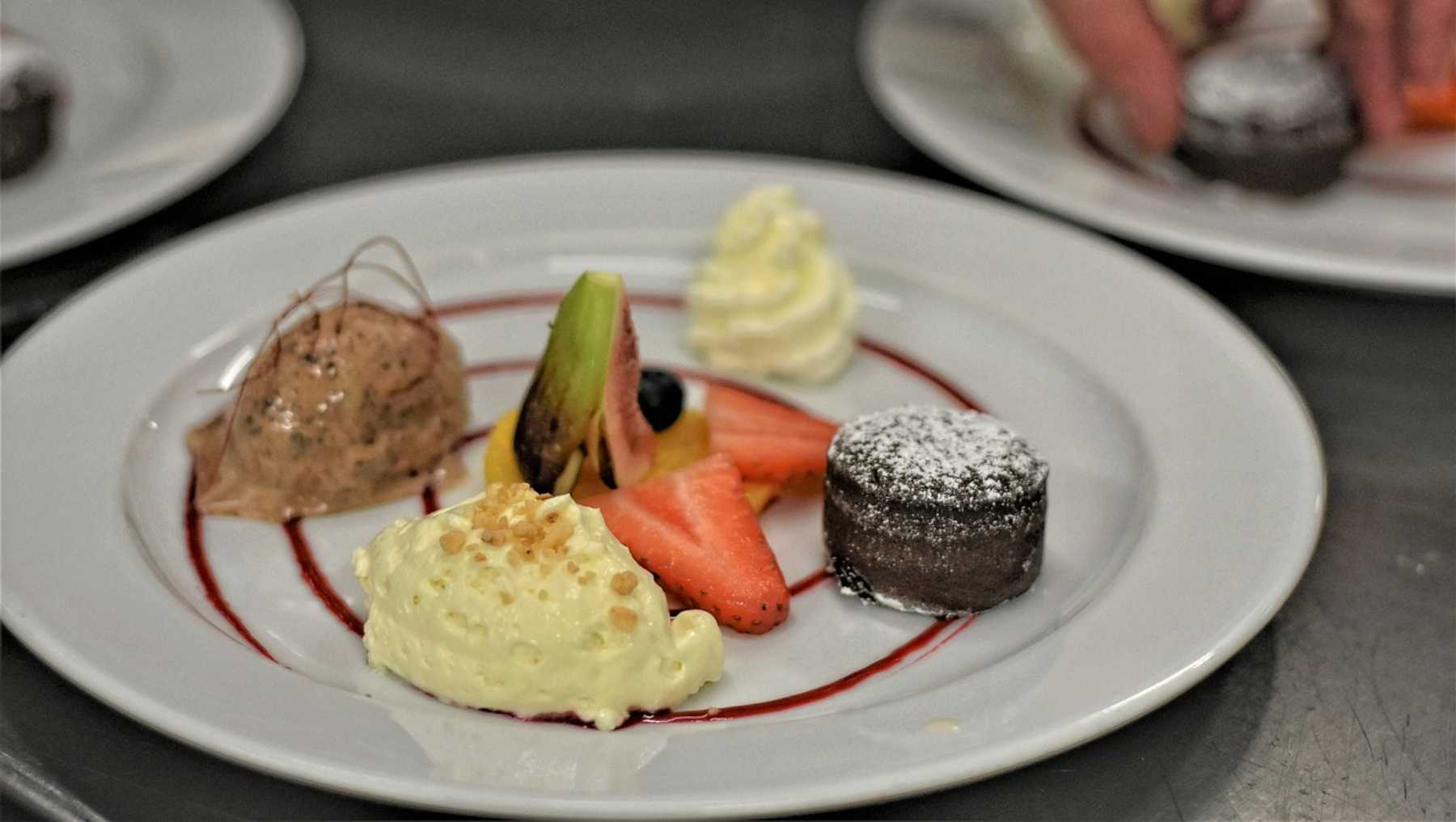 Mousse de aguacate y limón con coulis de frutos rojos.