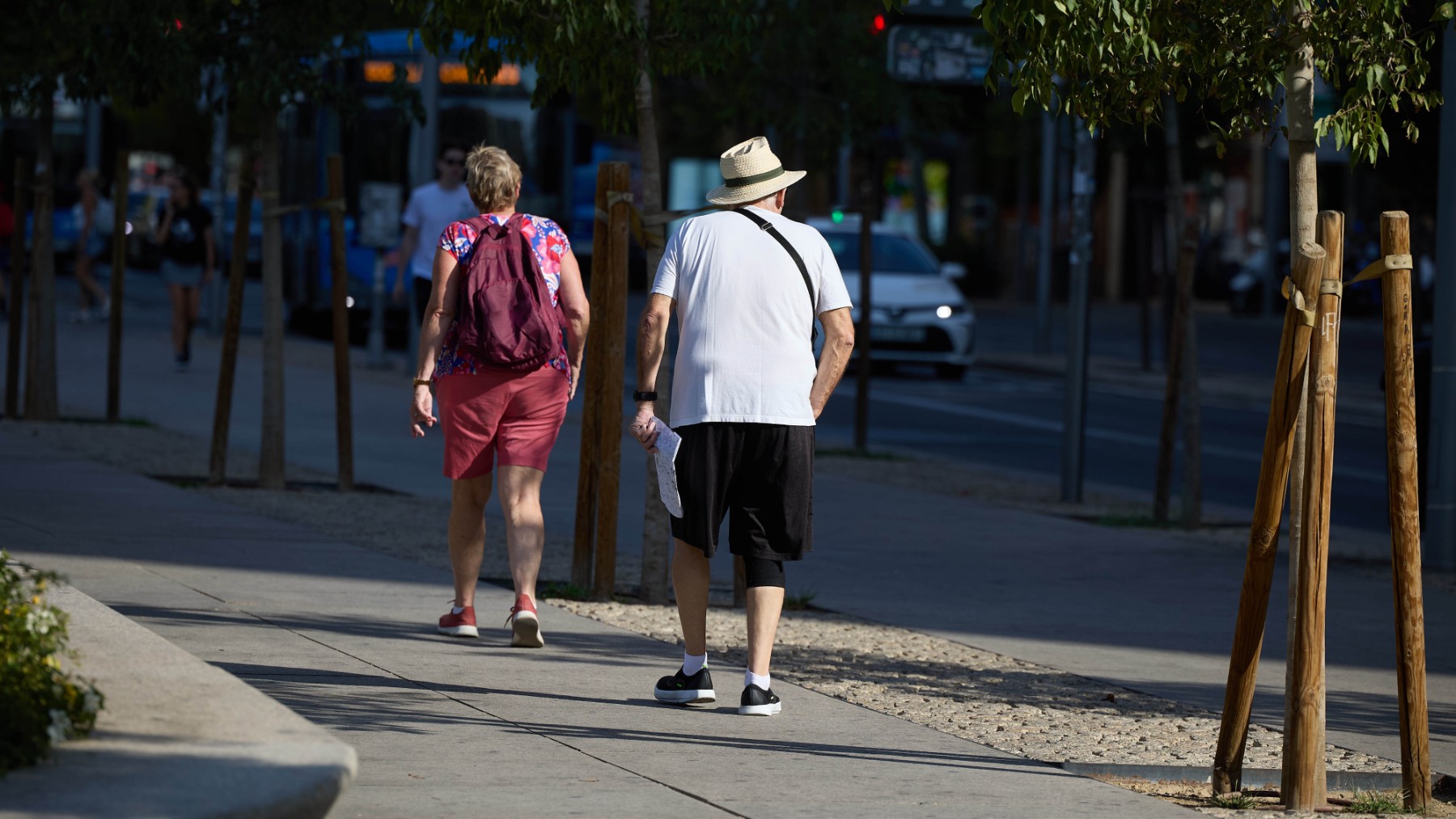 Un señor mayor camina por las calles de Madrid. (Europa Press)