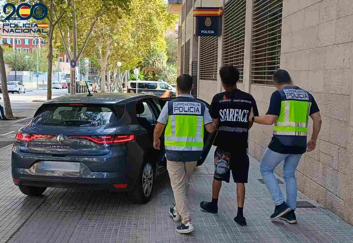 Policías nacionales durante la detención de un delincuente.