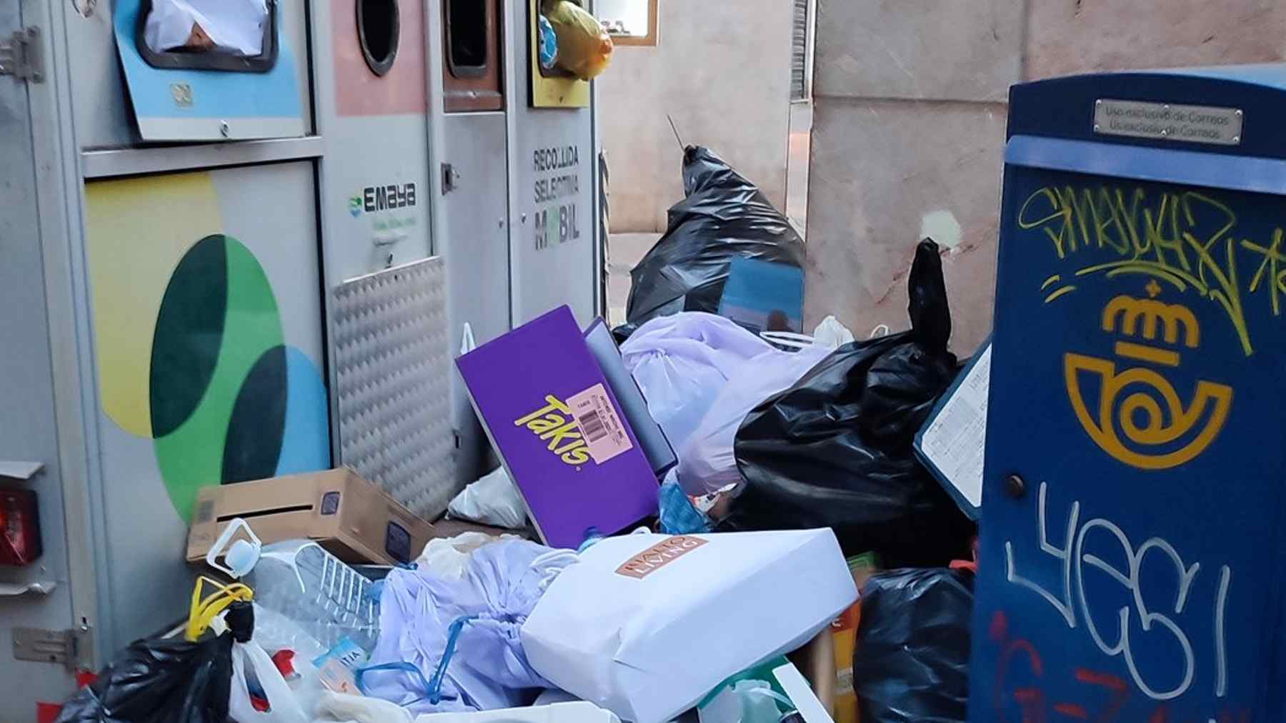 Basuras y trastos acumulados frente a unos contenedores en el centro de Palma.