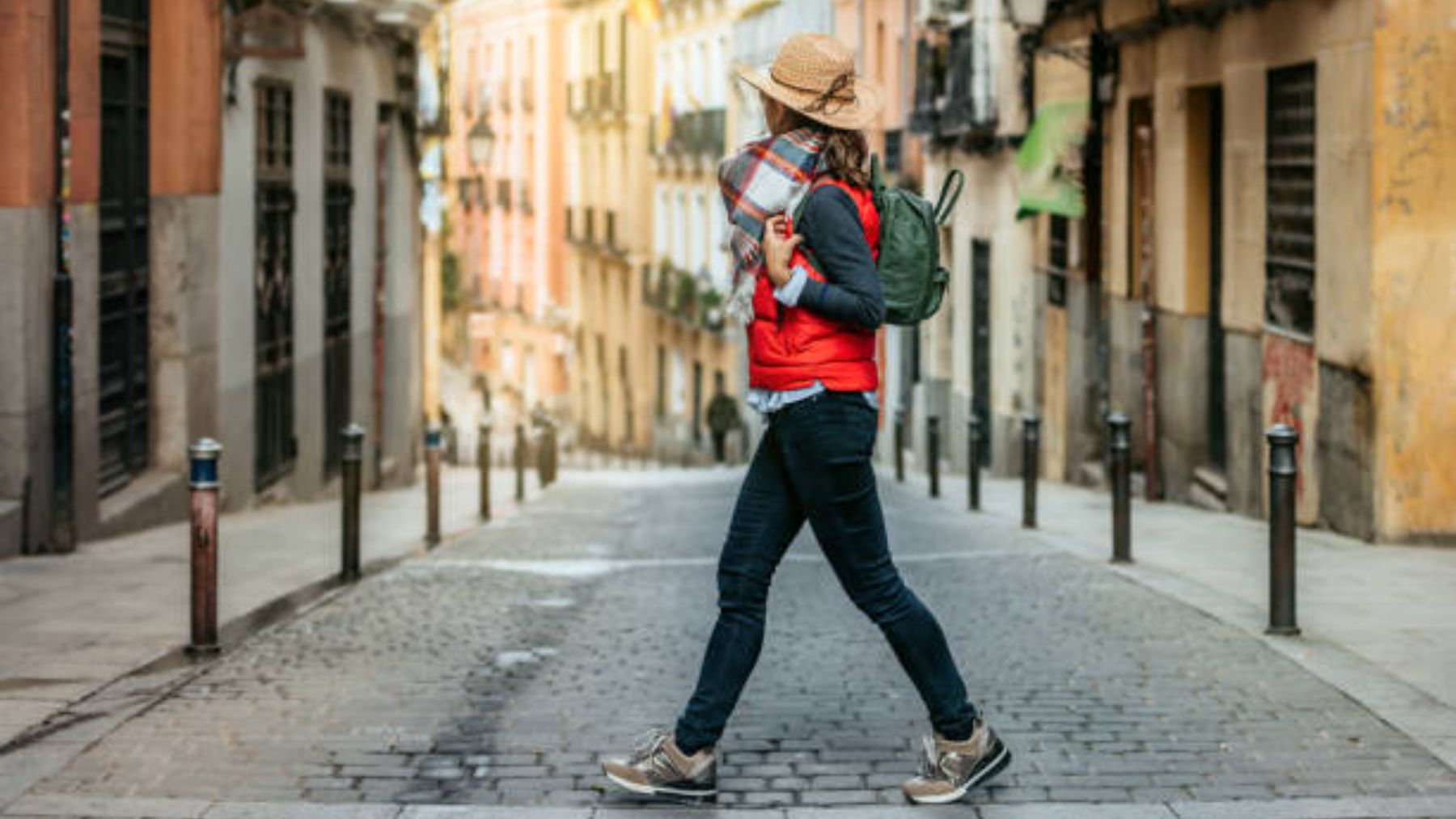 Turista camina por Madrid.