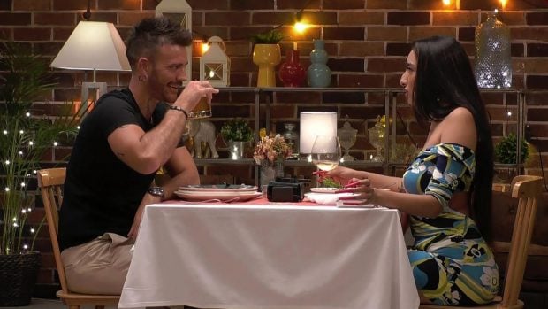 Carlos y Valeria durante la cena en First Dates. (Mediaset)