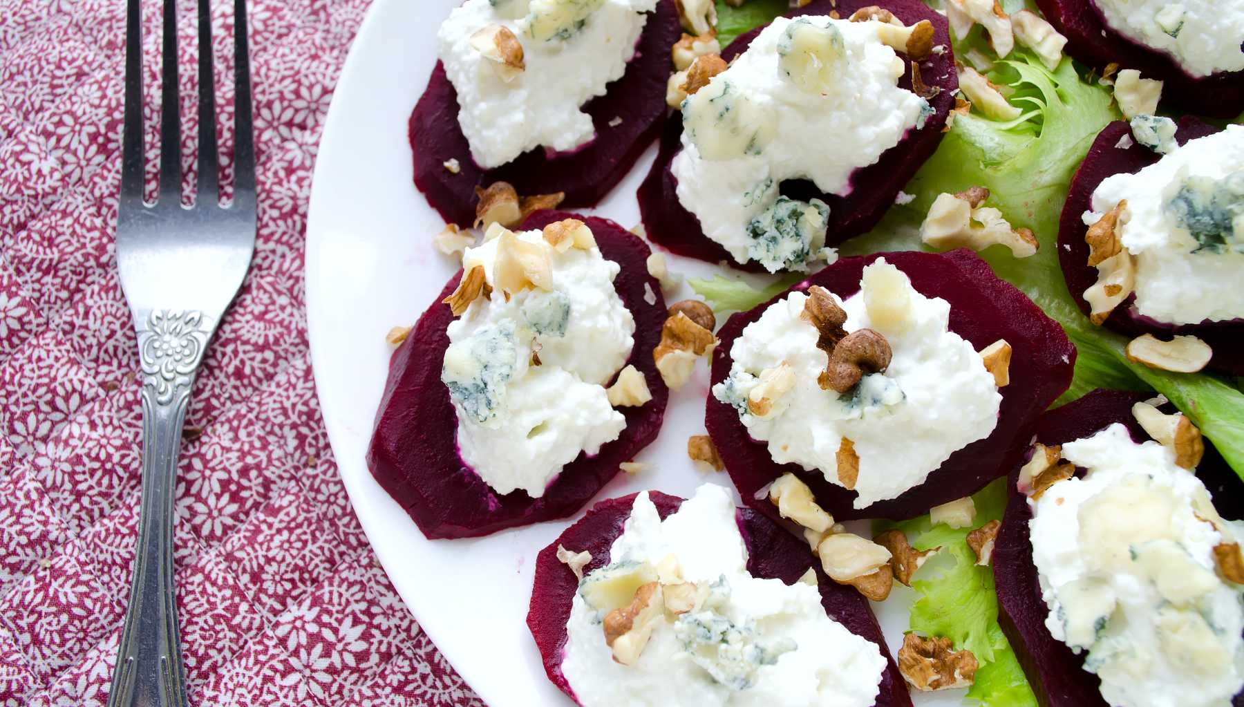 Carpaccio de remolacha con vinagreta de frutos rojos y helado de queso azul