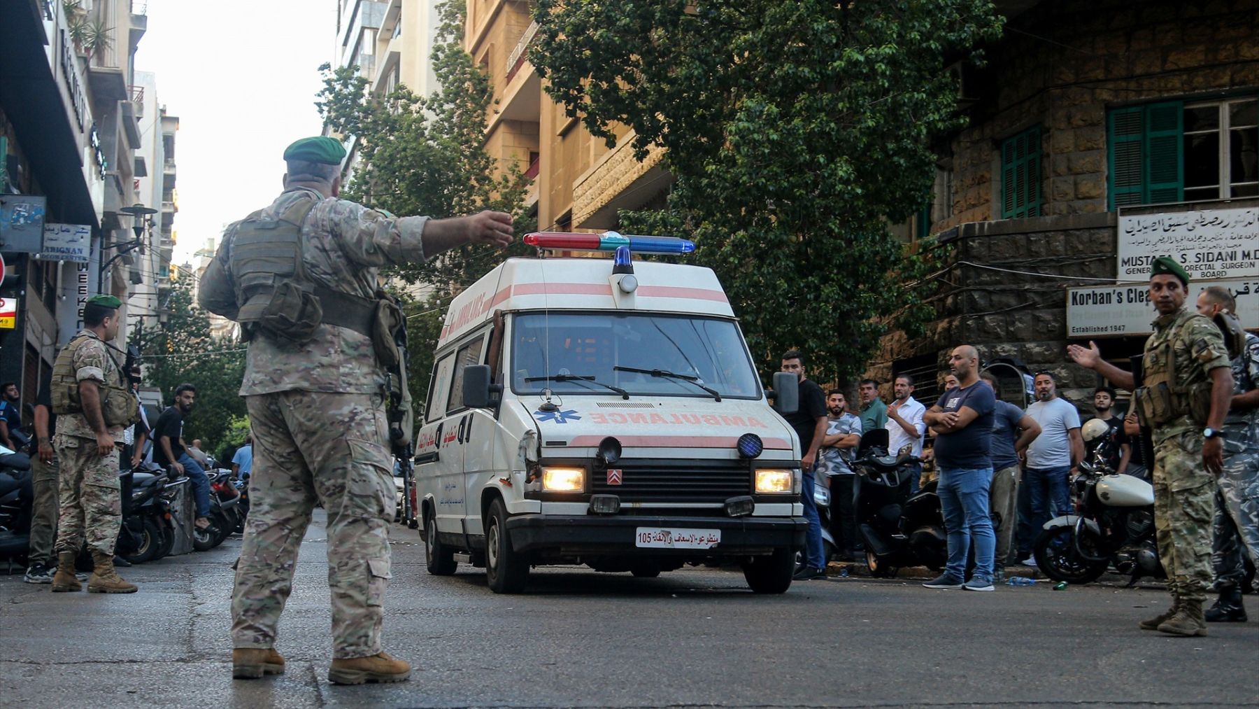 Soldados en Beirut custodian una ambulancia a la entrada de un hospital. (FOTO: E.P.)