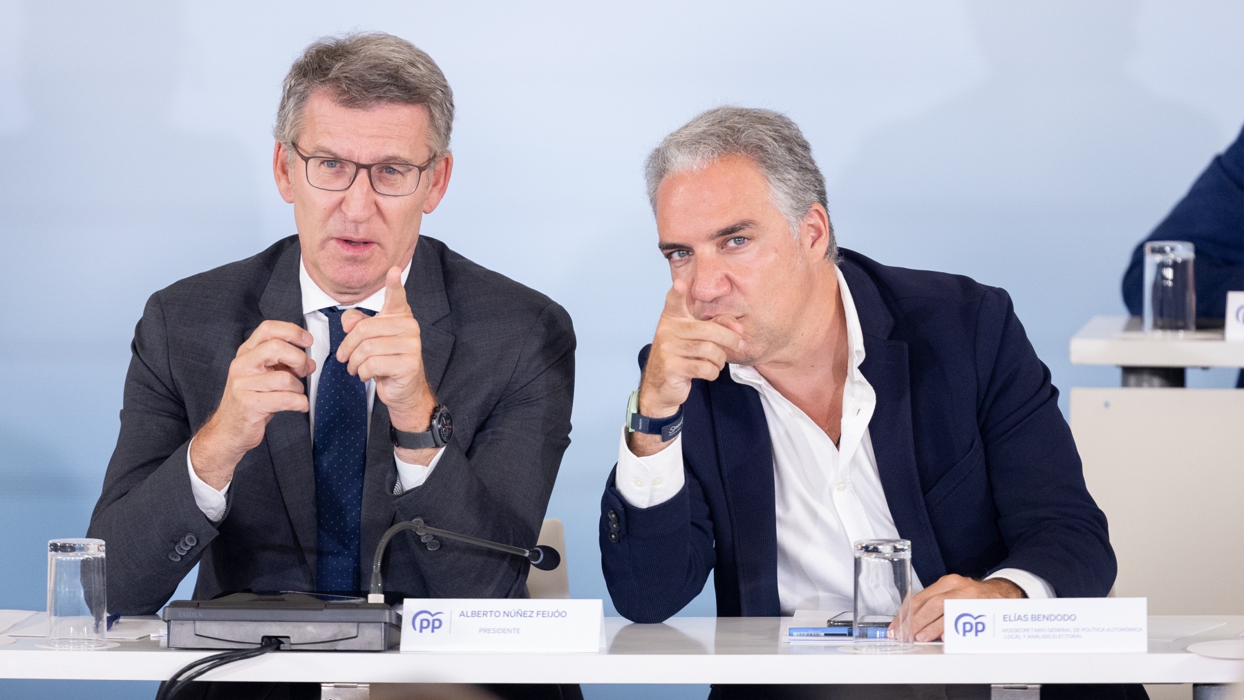 Alberto Núñez Feijóo y Elías Bendodo. (Foto: EP)