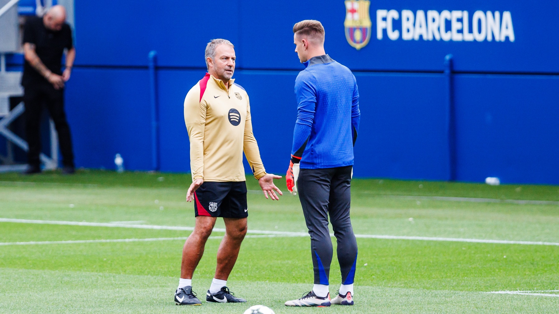 Hansi Flick habla con Ter Stegen antes del Mónaco – Barcelona. (EP)