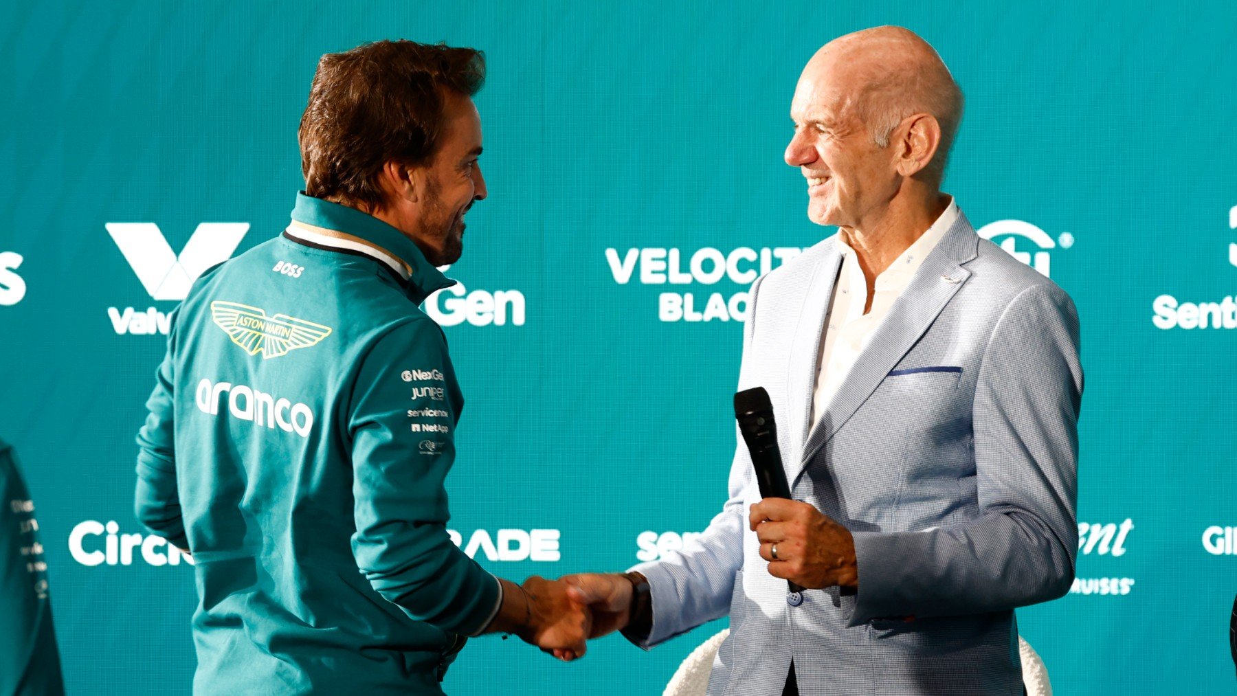 Fernando Alonso y Adrian Newey durante la presentación del ingeniero como nuevo fichaje. (Getty)